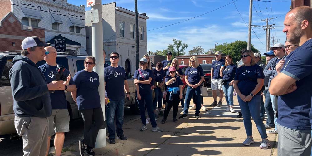Technology Partners and LOVEtheLOU roll up their sleeves for Volunteer Day